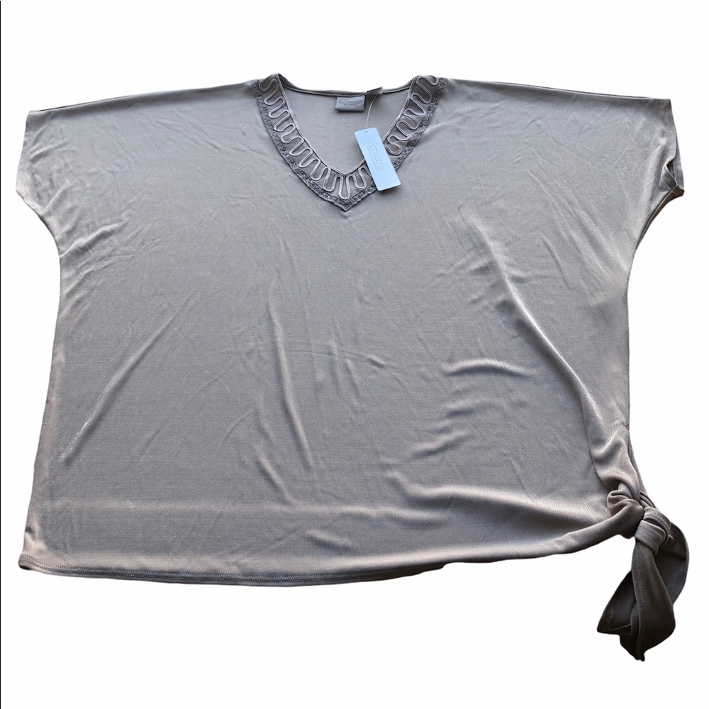 NWT Chicos Embroiled Front V Neck SS Rocky Mountain Taupe Top Size 2 (Women Med